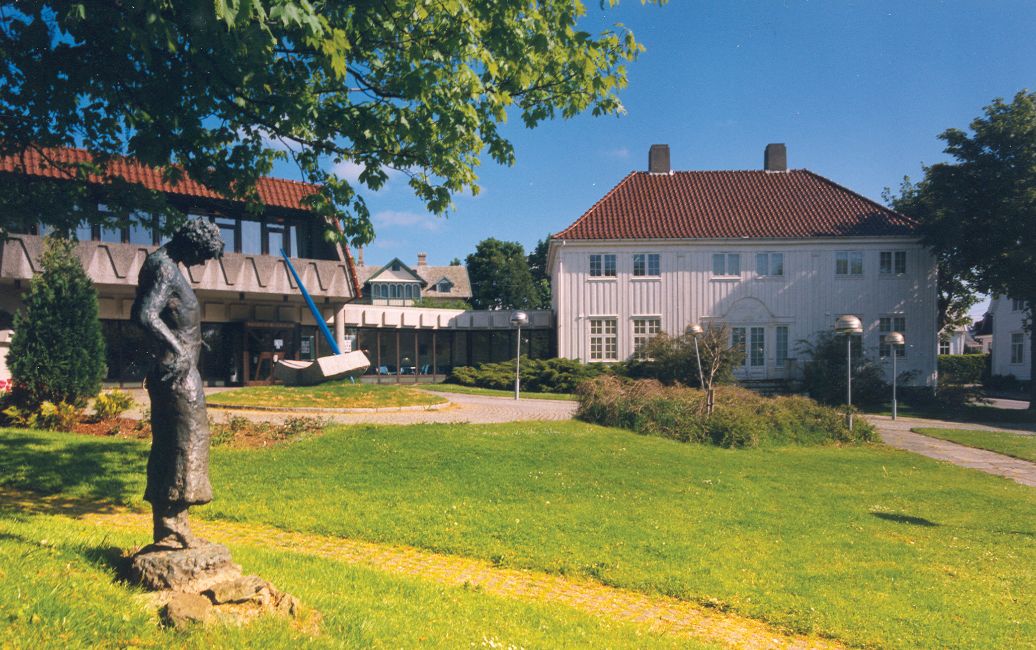 Fasade med skulptur 1