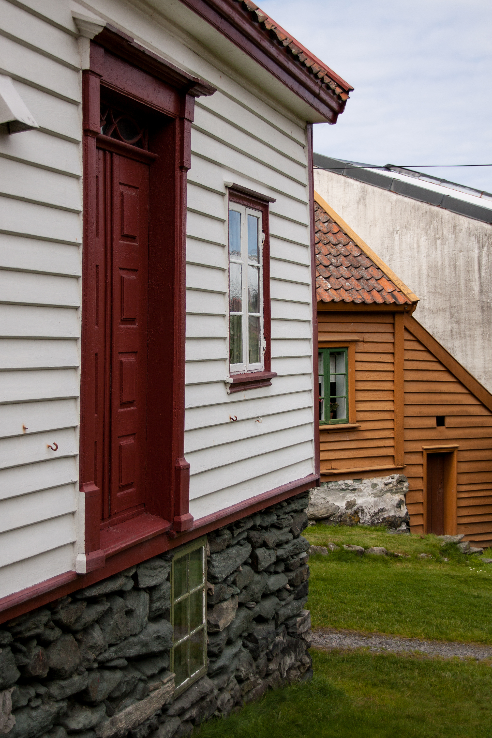 Losahuset i forgrunnen og litt av stavahuset i bakgrunnen.