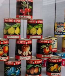 Hermetiske produkter utstilt i kolonialbutikken i Dokken museum.