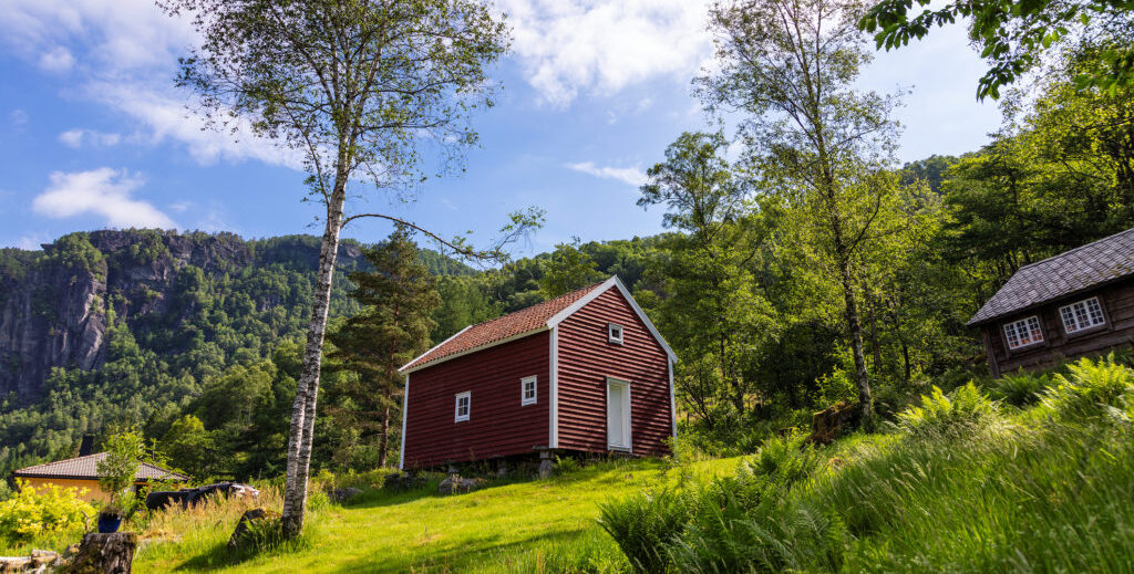 Stabburet på Vikedal bygemuseum er nymalt med komposisjonsmaling. Rød komposisjonsmaling på vegger, hvit linoljemaling på dører og lister.