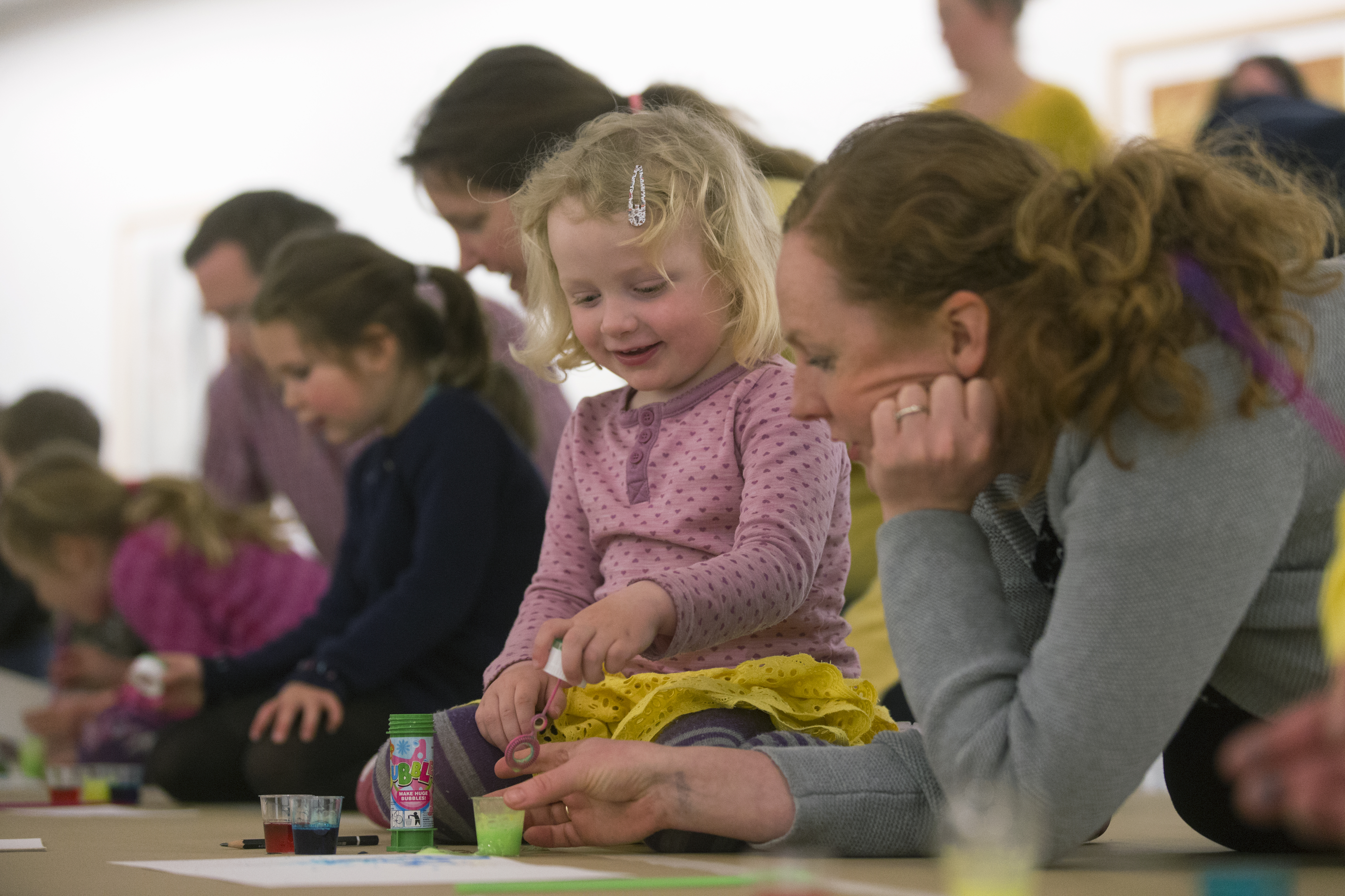 Barn og foreldre i kreativ utfoldelse