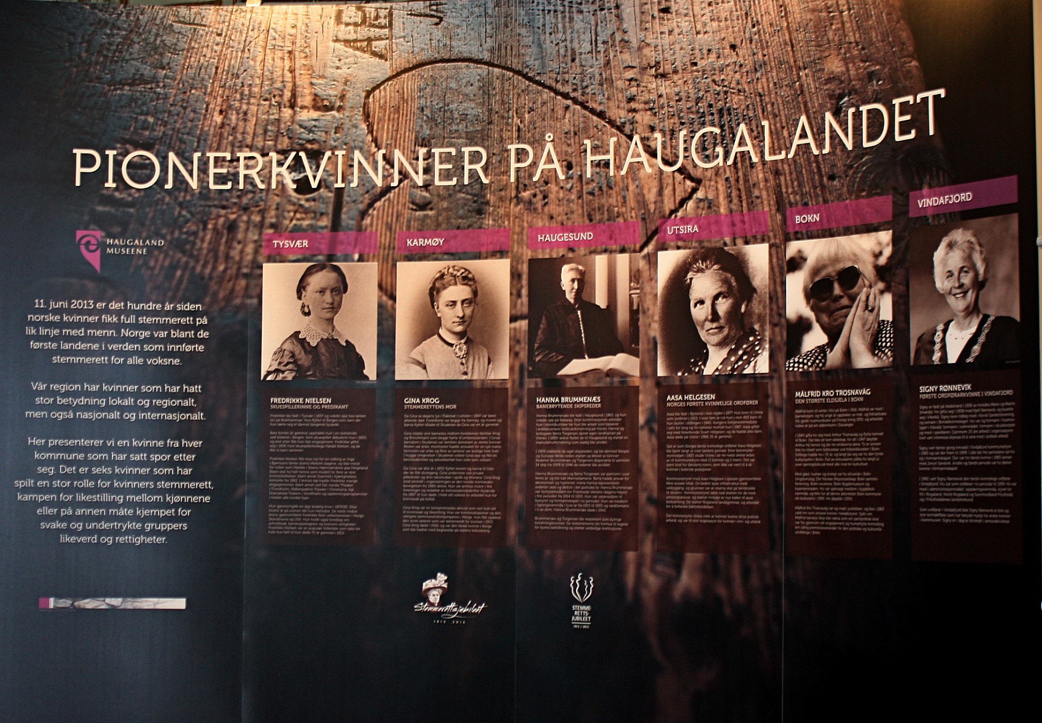 Utstillingsmateriale fra stemmerettsmarkeringen i 2013. 6 kvinneprotretter med tilhørende informasjon.