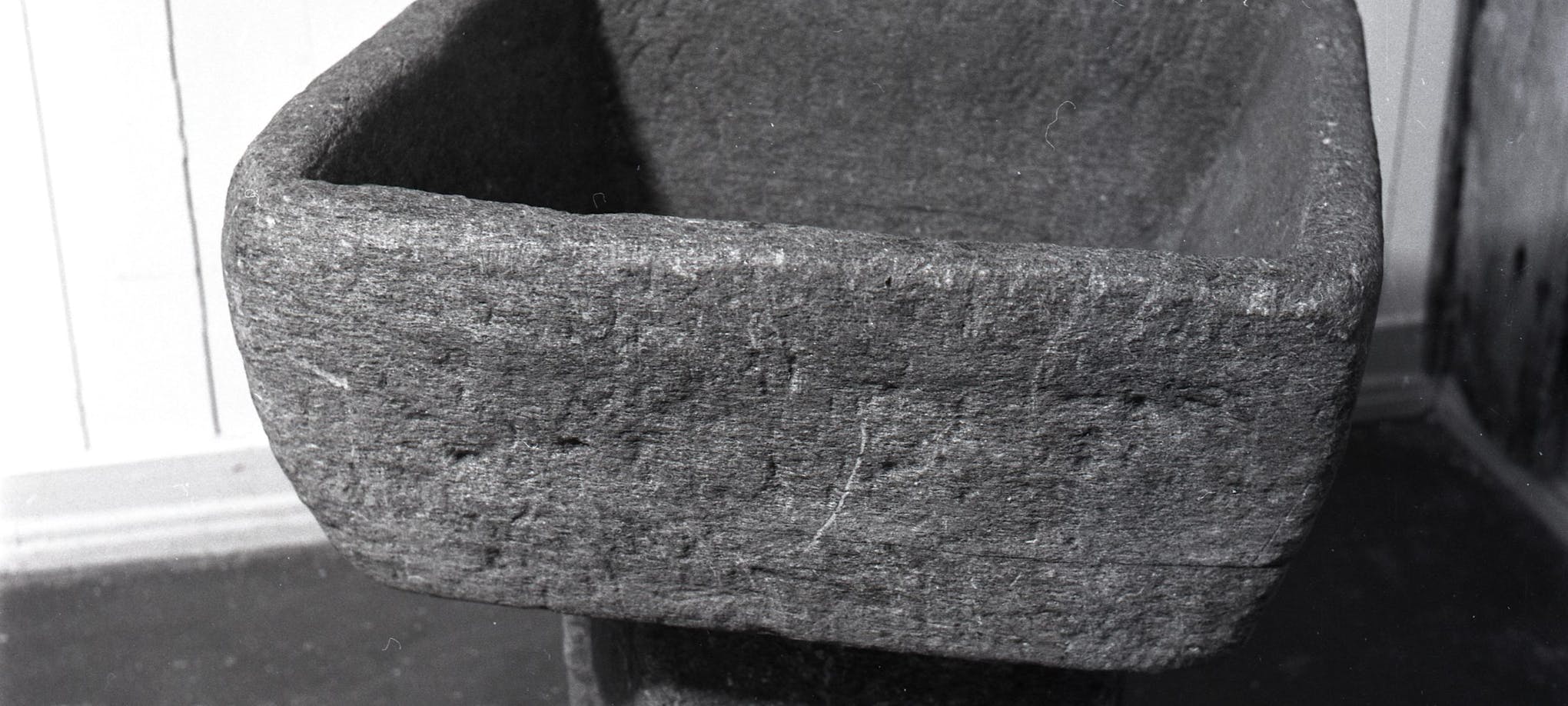 Døpefonten i kleberstein fra Bokn, MHB.13577.