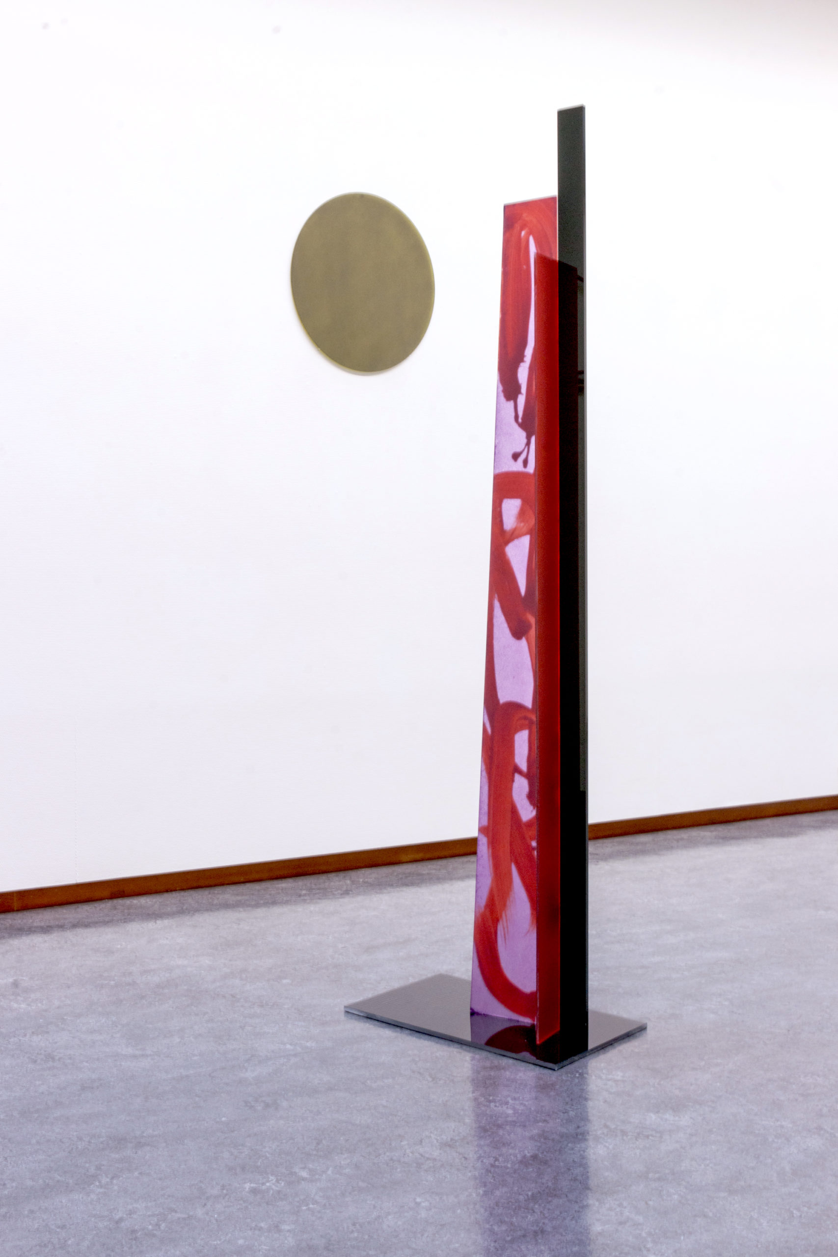 Marit Aanestad: Rødt utsagn med grønn måne, 2013 / 2016, farget og malt pleksiglass