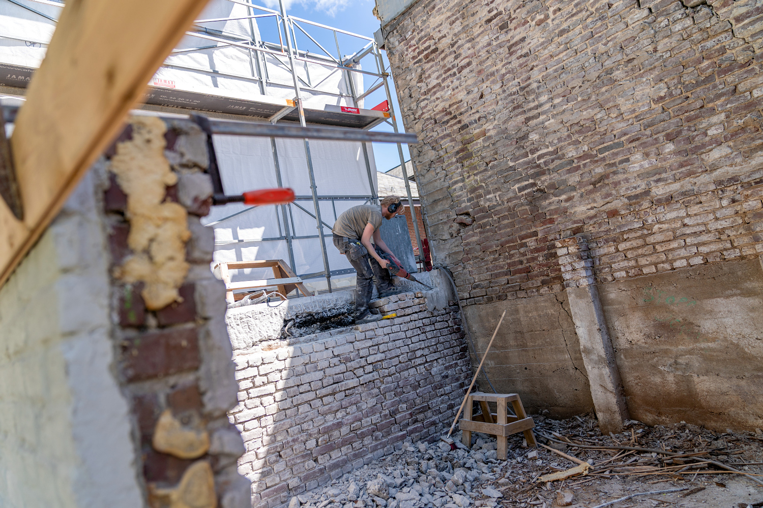 Sigbjørn i arbeid på uthuset i Wrangell-hagen