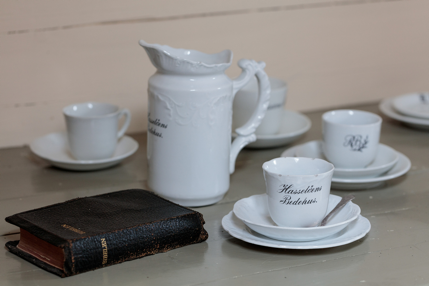Bibel og servise merket Hasseløens Bedehus på benken