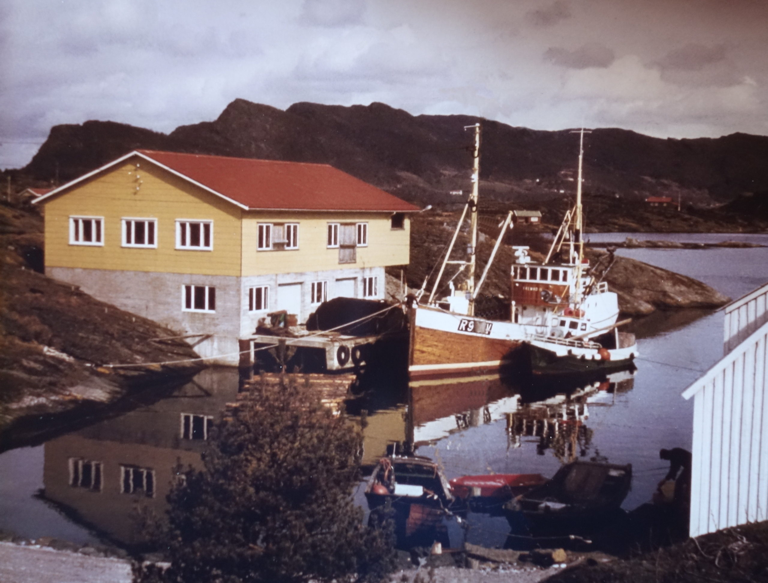 9 - Sjøhuset i Toftøysund med Fremad II ved kaien