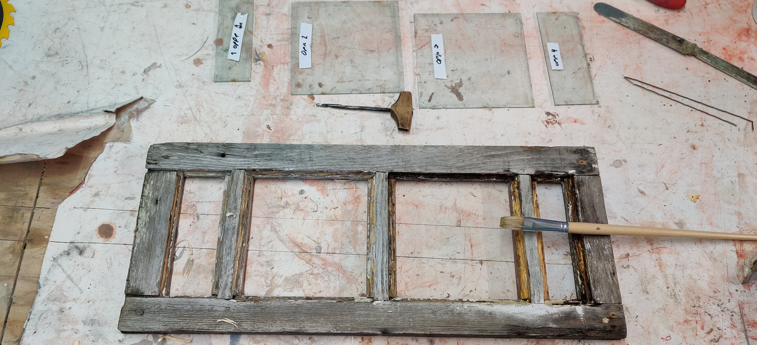 Reperasjon av vindu til kvernhuset på Sandve.