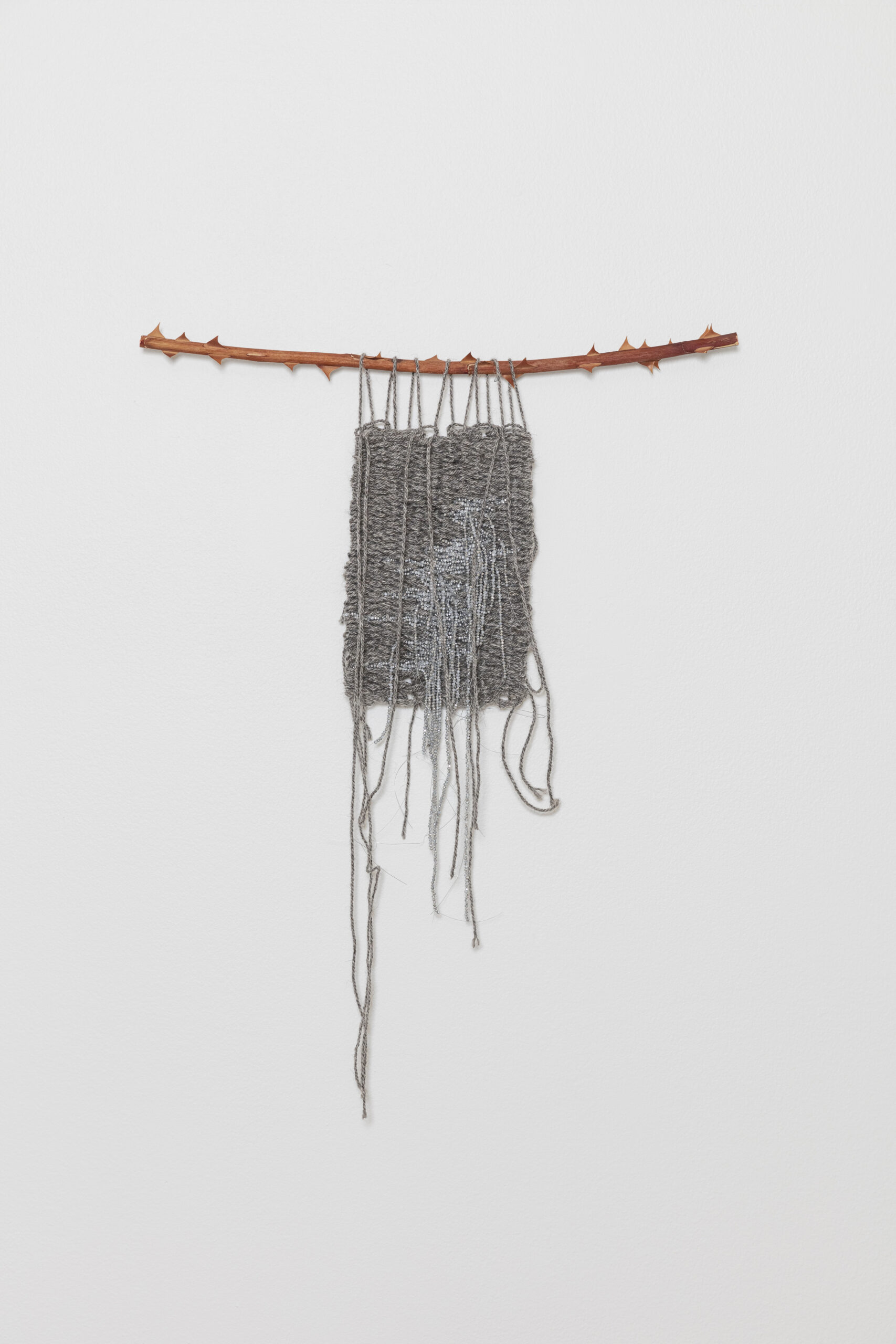 Foto: Ann Cathrin November Høibo: Livs-stil, 2023, wool, beads and rose branch, 28 x 15 cm / 11 x 5, 7/8 in Unique (SOACNH-0562). Courtesy of the artist, Kristiansand Kunsthall and STANDARD (OSLO), Oslo. Foto: Tor Simen Ulstein