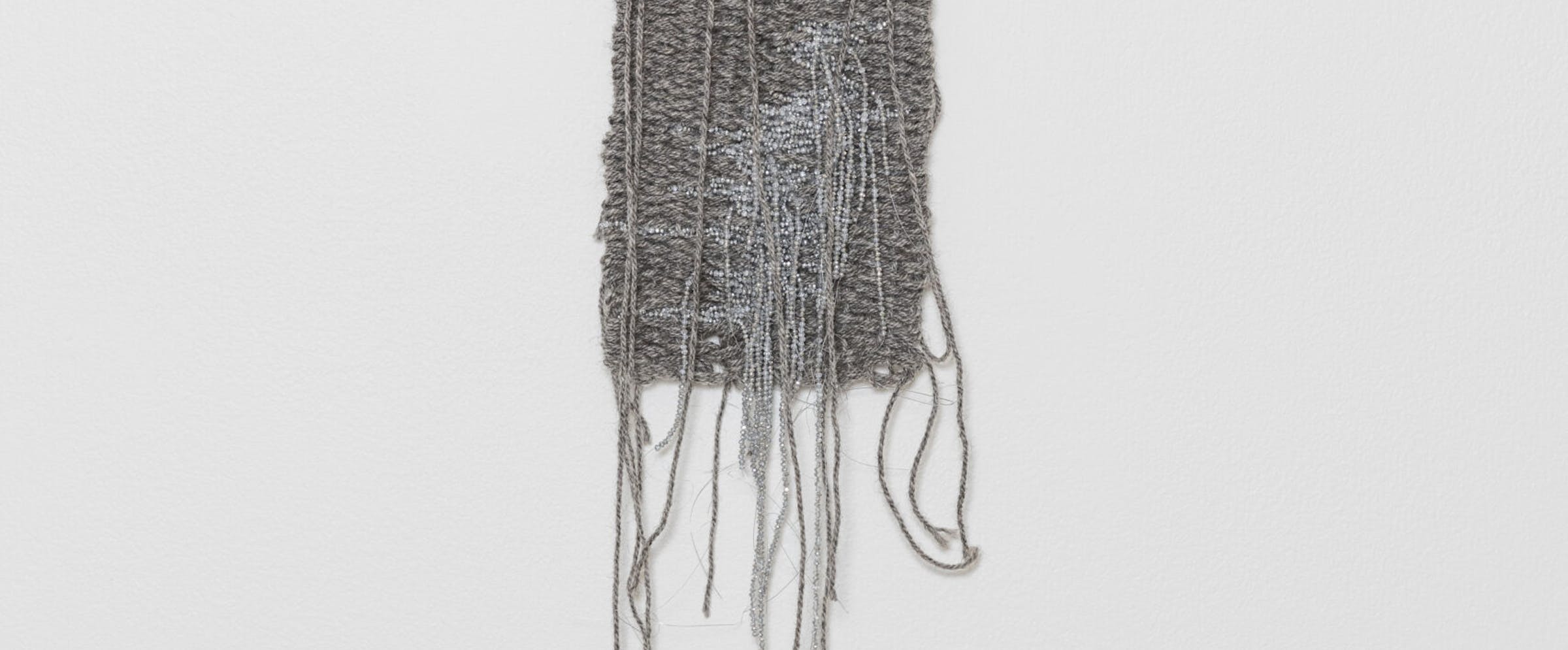 Foto: Ann Cathrin November Høibo: Livs-stil, 2023, wool, beads and rose branch, 28 x 15 cm / 11 x 5, 7/8 in Unique (SOACNH-0562). Courtesy of the artist, Kristiansand Kunsthall and STANDARD (OSLO), Oslo. Foto: Tor Simen Ulstein