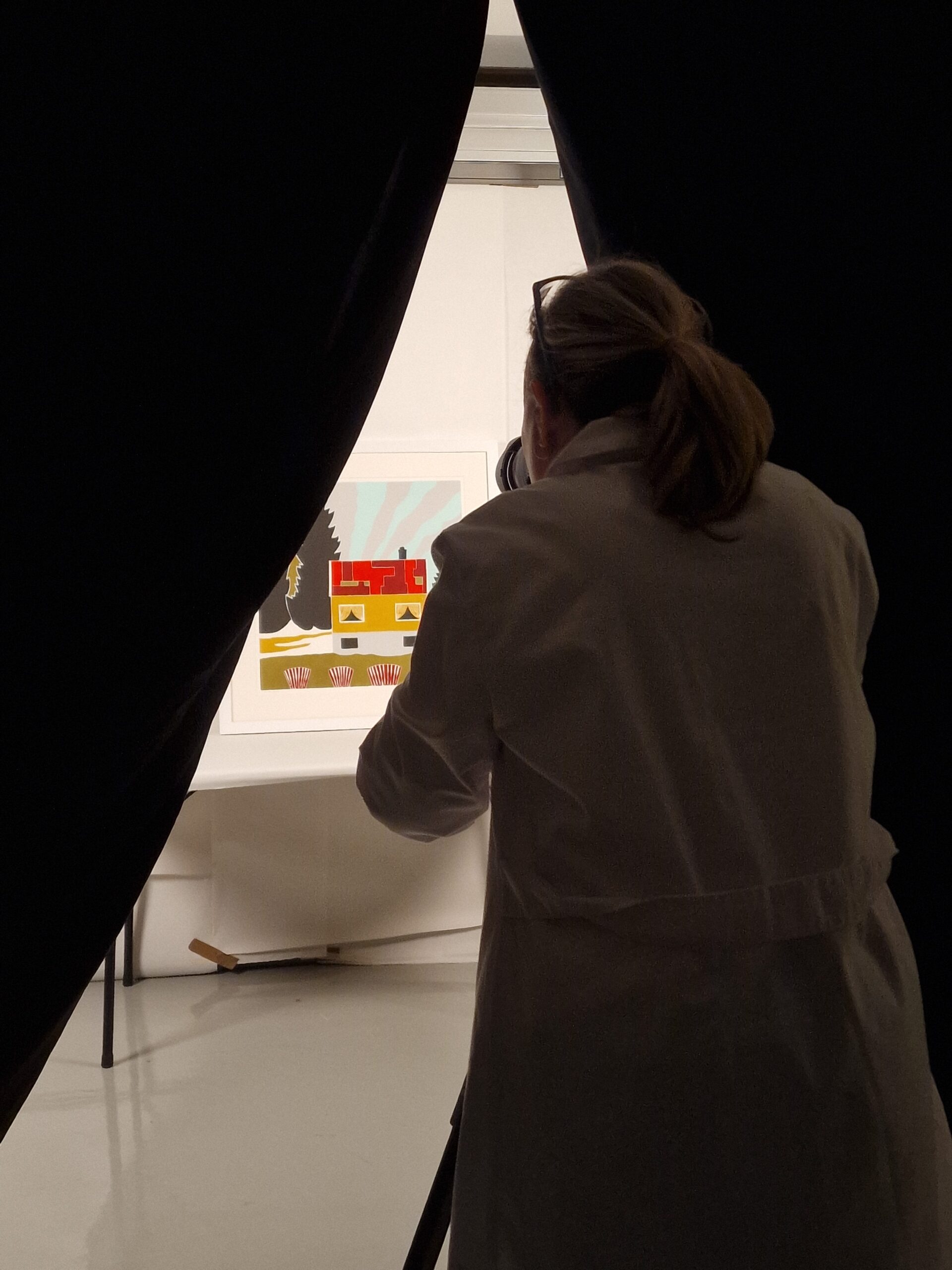 Konservator Elena Santamarina fotograferer et verk av kunsteren Annette Kierulf