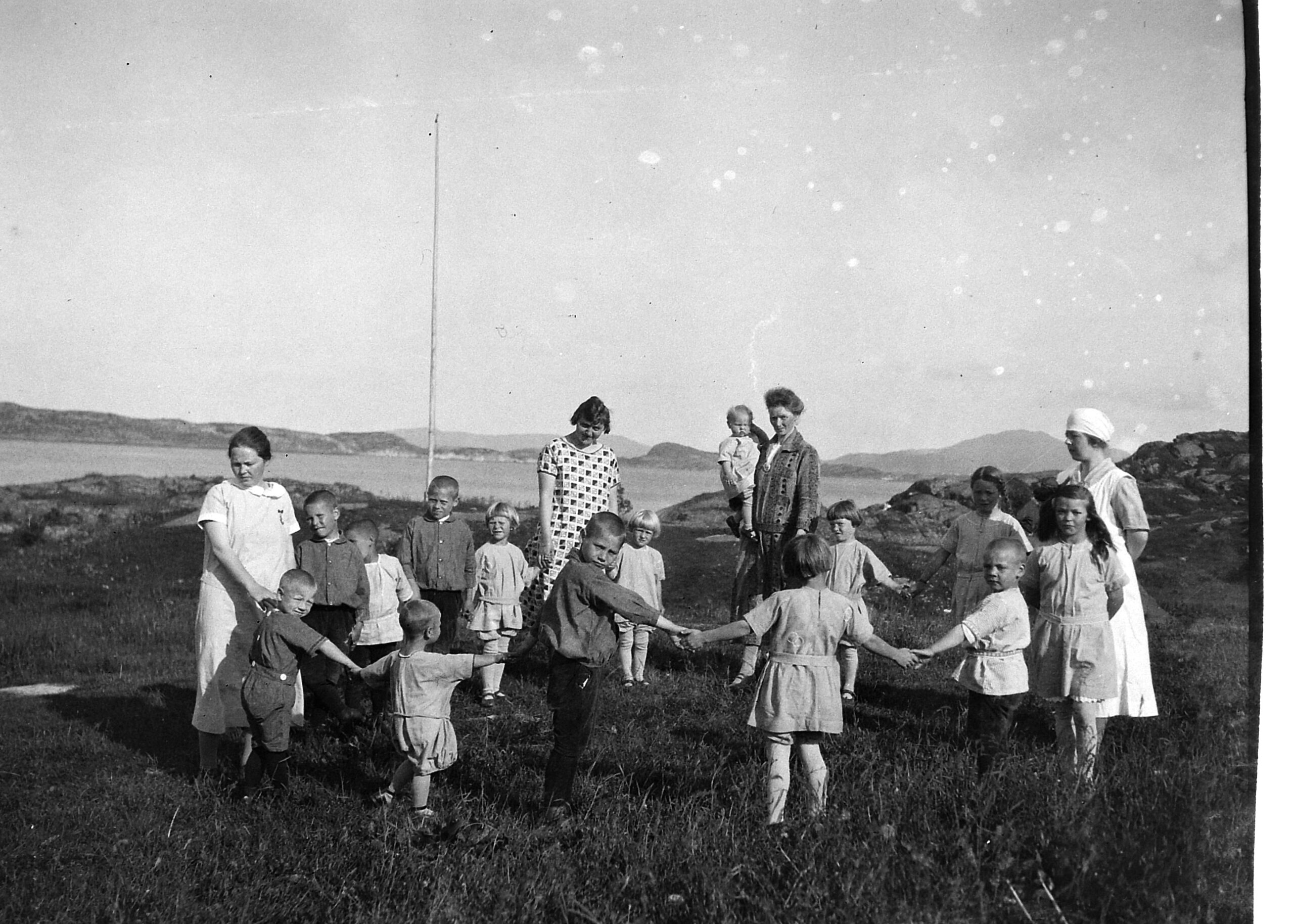 Barn og ansatte på Jacob Walnums barnehjem i Kopervik.