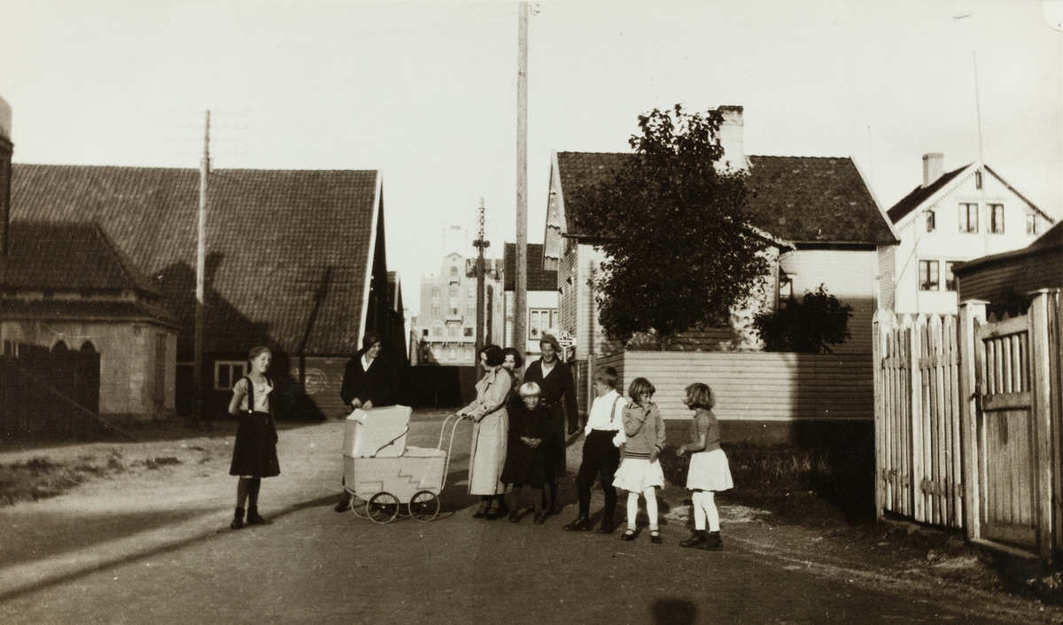 Noen nabolag har gjennomgått store forandringer, mens andre mindre. Fotoet er tatt i 1937 og viser deler av nabolaget i  Tollbugata på Risøy. Haugesund Rederiforening/Haugalandmuseet, MHB-F_HR_ALB-0087.