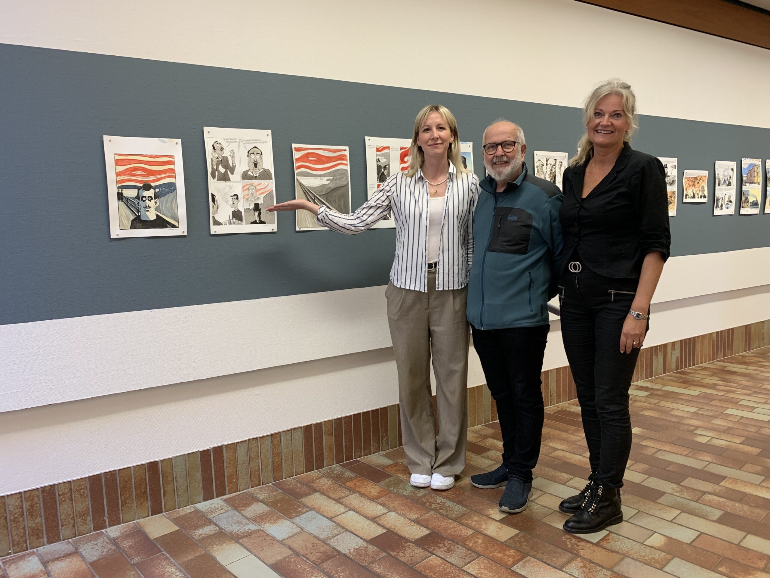 Otto Johannessen-fondet styrker kunstmuseets samling med innkjøp av flere verk av Steffen Kverneland til samlingen. Fra venstre mot høyre: Ida Vegler (styreleder), Jon Müller (vikar for kunstner Norunn Fresvig), Grethe Lunde Øvrebø (avd. leder kunst, Haugalandmuseet). Foto: Haugalandmuseet 