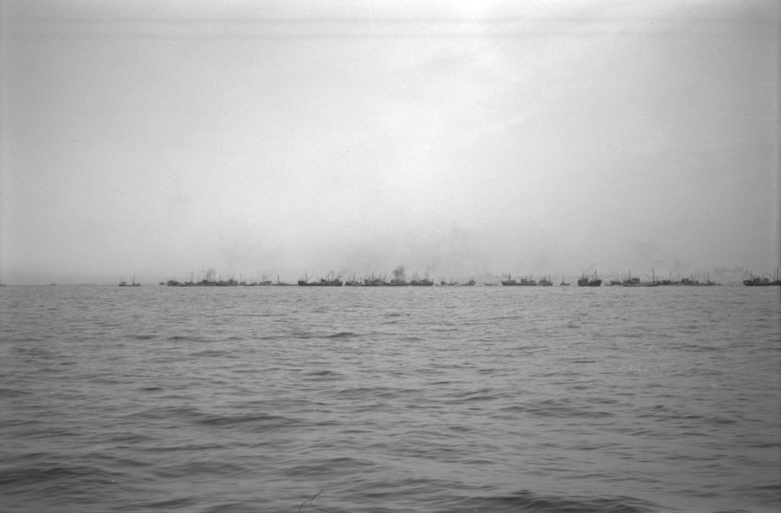 Foto: Arne N. Thorsen. Felt med fiskebåter, ukjent sted. Haugalandmuseet, MHB-F. 014871-02