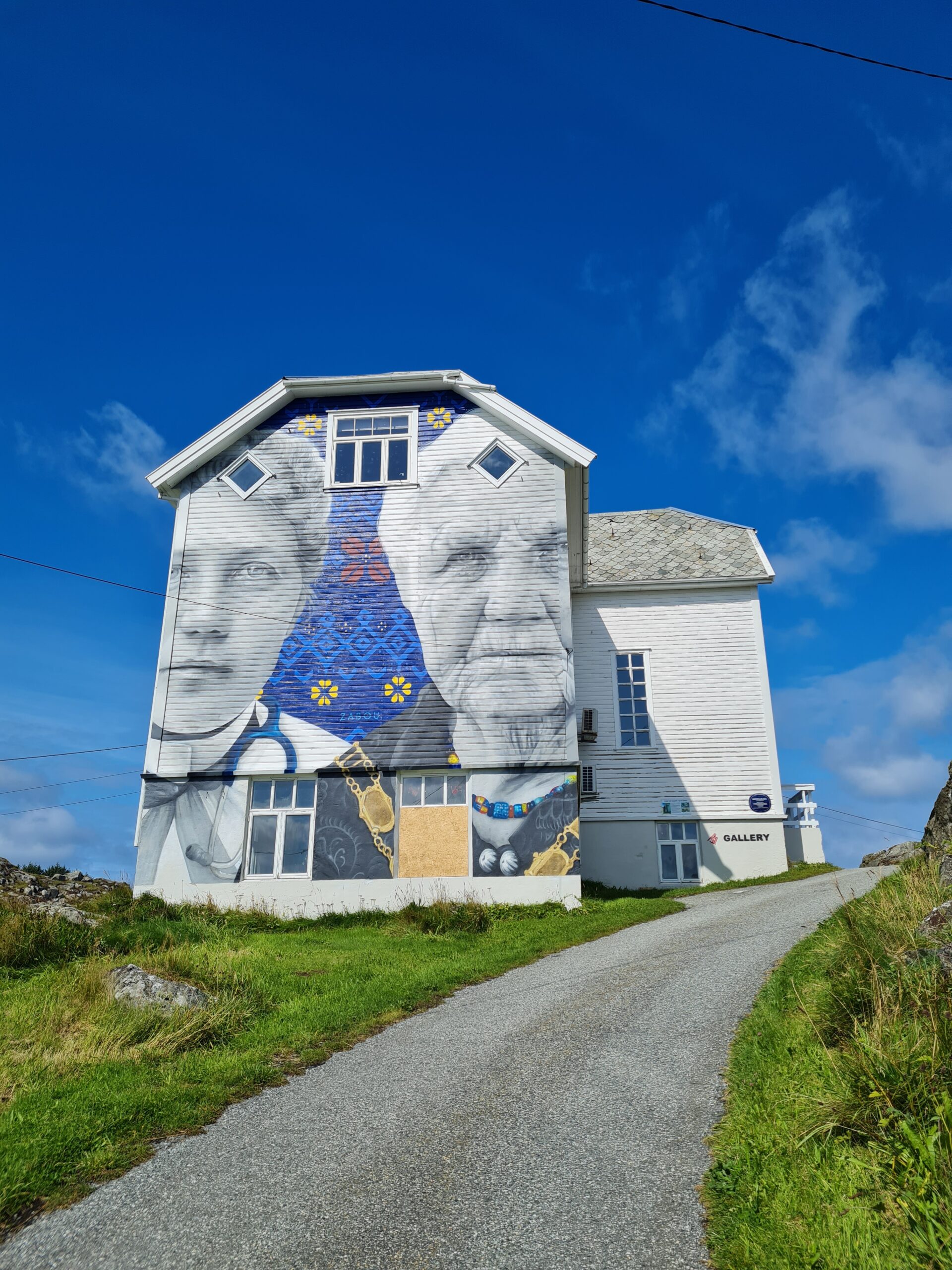 Museumstafett-foto. Norges første kvinnelige ordfører - som street art på Utsira